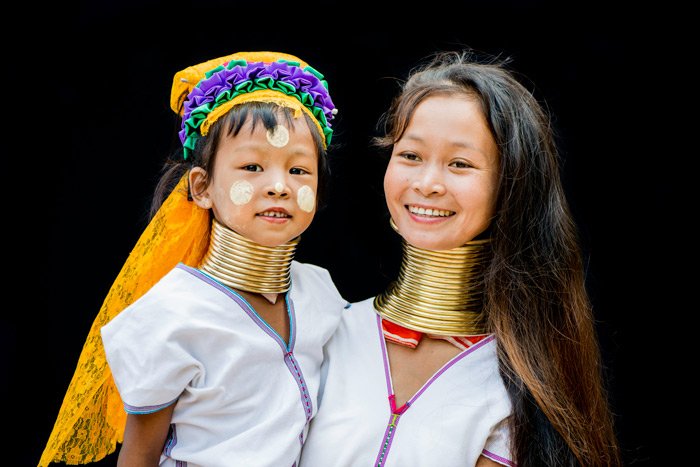 Tips For Travel Photography etiquette in Thailand Kayan Mother and Daughter